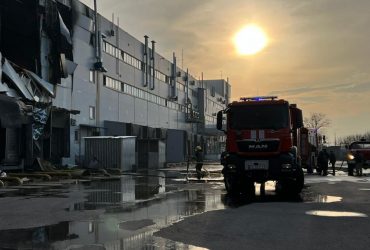 У Київській області ворожий снаряд влучив у склад: спалахнула пожежа (фото)