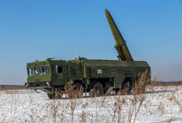 Нужна длинная рука: военные объяснили, почему не сбивают баллистические ракеты