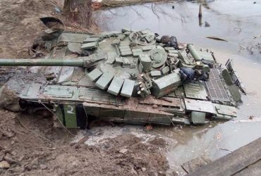 Подводные войска: на Сумщине российские потеряшки утонули вместе с танками (фото)