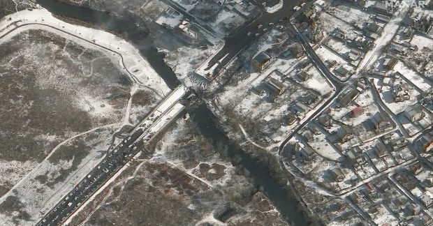Со спутников показали разбитый мост в Ирпене и российскую технику в аэропорту "Антонова"