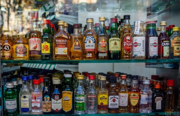 Саудовская Аравия готовится открыть первый алкогольный магазин для дипломатов, - Reuters