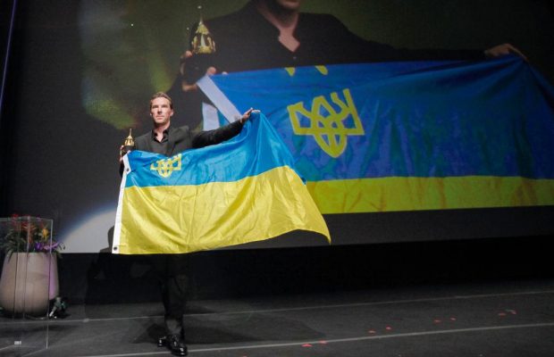 Камбербэтч вышел на сцену кинофестиваля в Санта-Барбаре с флагом Украины