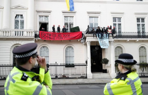 "Вы оккупируете Украину, мы оккупируем вас": в Лондоне сквоттеры захватили особняк Дерипаски (фото)