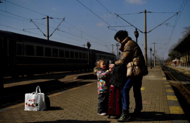 Українцям роз'яснили, хто може вивезти дитину за кордон під час війни