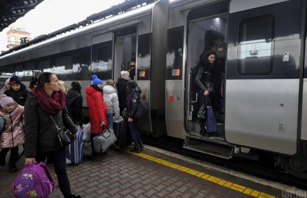 Укрзализныця 7 апреля продолжит эвакуацию людей из Славянска и Лозовой: расписание поездов