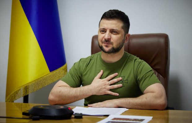 Президент с народом: что носит Зеленский во время войны (фото)