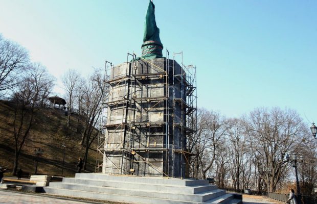 Киев готовит памятники культурного наследия к обстрелам и бомбардировкам (фото, видео)