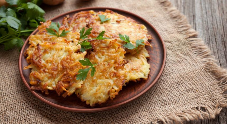 Картофельные драники: рецепт сытного блюда с мукой и без нее
