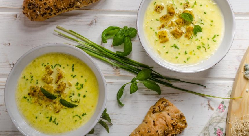 Гороховый суп-пюре с домашними сухариками: этот рецепт покорит всех