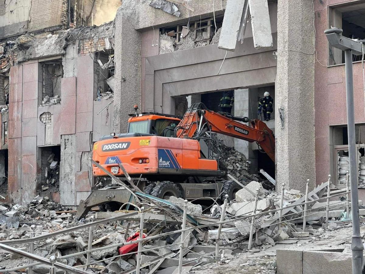 Кількість загиблих внаслідок авіаудару по Миколаївській ОВА зросла до 24 / фото facebook.com/mykolaiv1789 Кількість загиблих внаслідок авіаудару по Миколаївській ОВА зросла до 24 / фото facebook.com/mykolaiv1789