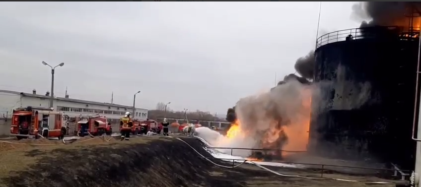 Пожар на нефтебазе в Белгороде / скрин видео Пожар на нефтебазе в Белгороде / скрин видео