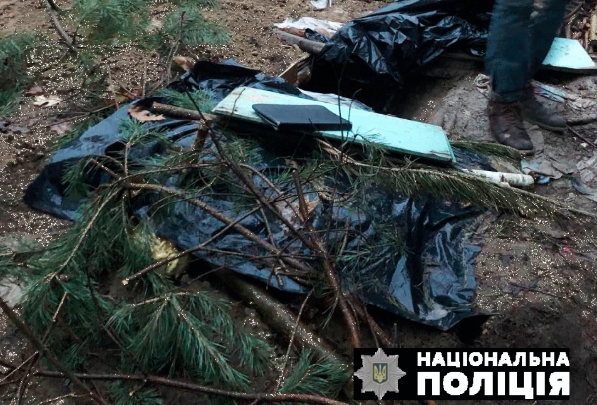 Житель Кривого Рогу з початку війни переховувався у лісі / фото Нацполіція Житель Кривого Рогу з початку війни переховувався у лісі / фото Нацполіція