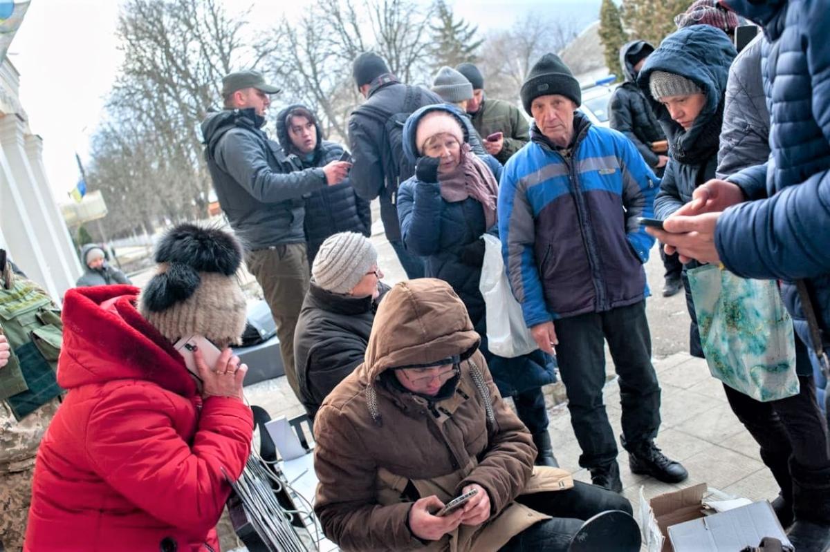 Після звільнення Тростянця людям повернули мобільний зв'язок /фото Facebook/Дмитро Живицький