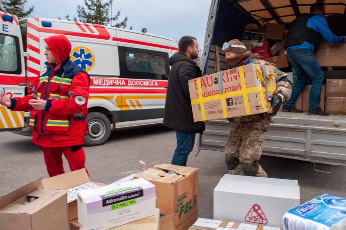 Сотні людей допомагають доставляти гуманітарну допмогу на Сумщину/фото Telegram/Дмитро Живицький