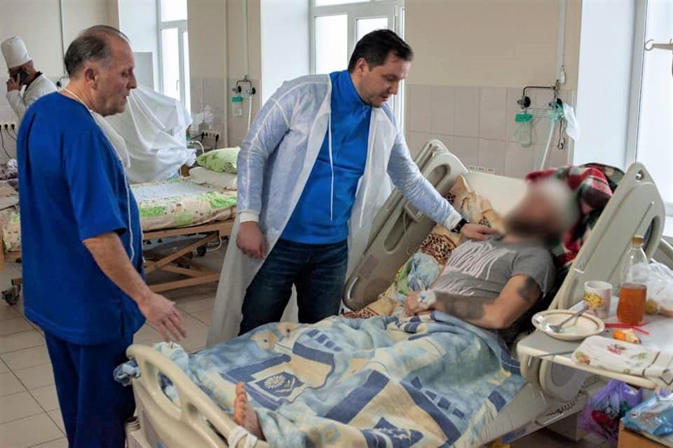 Живицький відвідав у лікарні пораненого бійця ТрО/фото Facebook/Дмитро Живицький