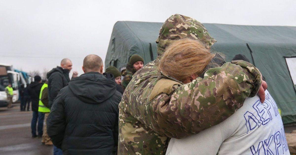 Освобожденные из плена украинские военные направляются в свои подразделения / фото ОП Освобожденные из плена украинские военные направляются в свои подразделения / фото ОП