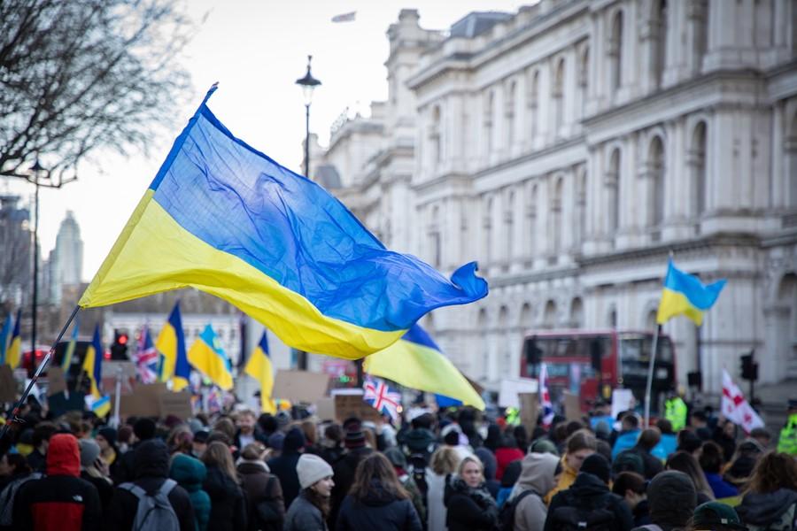 Жителі Рубіжного, яких вивезли в Луганськ, вивісили український прапор і влаштували мітинг / фото Dazed Жителі Рубіжного, яких вивезли в Луганськ, вивісили український прапор і влаштували мітинг / фото Dazed