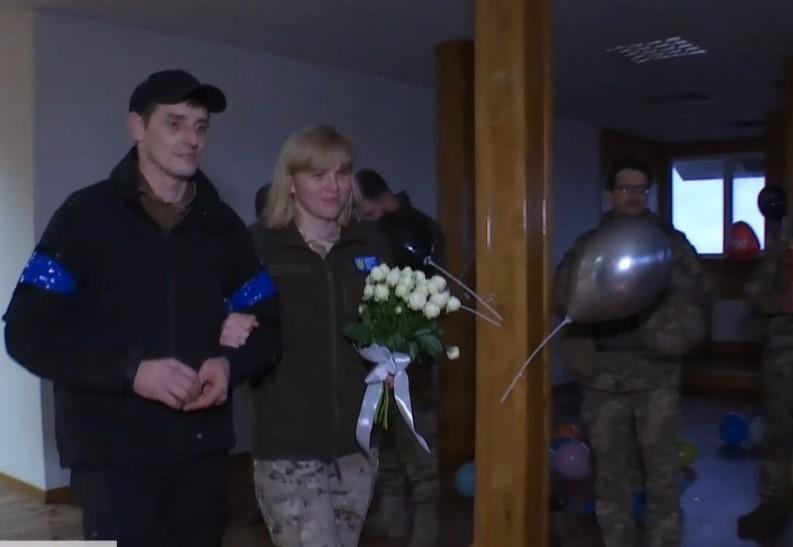 Двоє військових побралися на позиціях / скриншот Двоє військових побралися на позиціях / скриншот