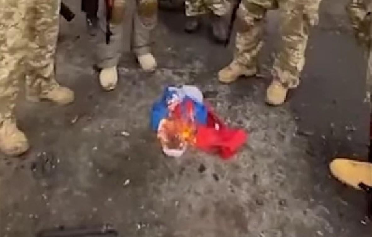 В Гостомеле сожгли флаг РФ в ангаре уничтоженной "Мрии" / скриншот В Гостомеле сожгли флаг РФ в ангаре уничтоженной "Мрии" / скриншот