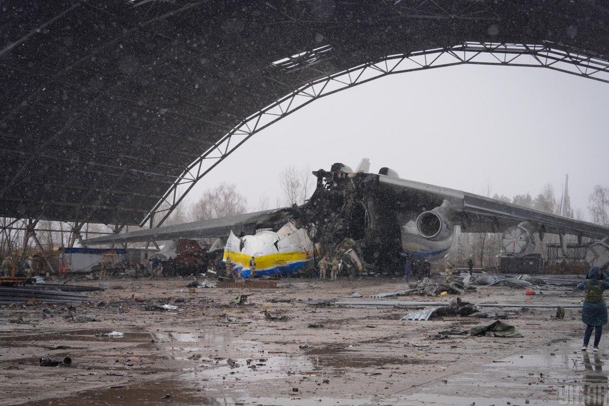 Сожженный самодет АН-225 "Мрия" / фото УНИАН (Павел Суходольский)