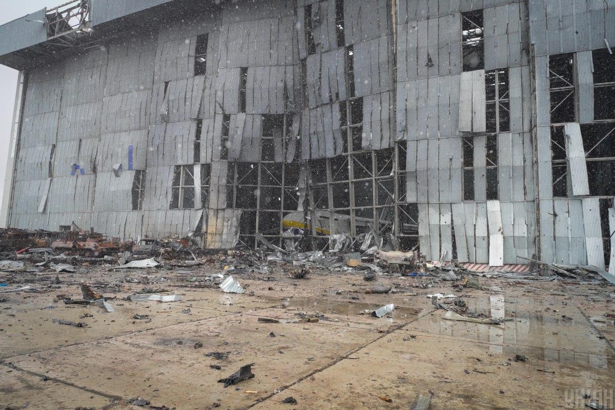 Аэродром в Гостомеле, разрушенный россиянами / фото УНИАН (Павел Суходольский)
