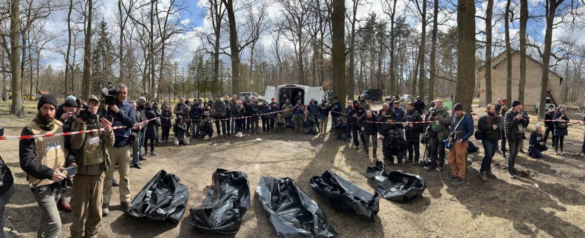 Група іноземних та українських журналістів у Бучі / фото t.me/Pravda_Gerashchenko/10357 Група іноземних та українських журналістів у Бучі / фото t.me/Pravda_Gerashchenko/10357