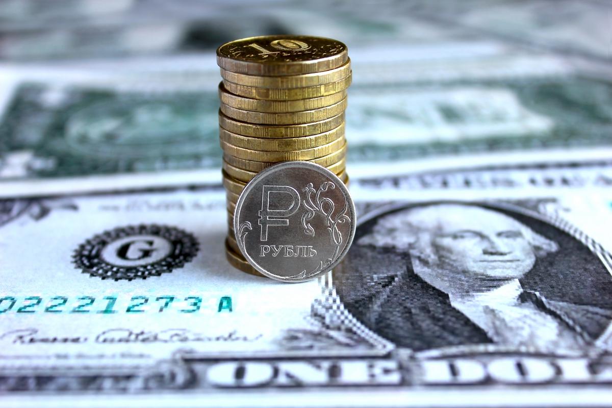 За сім місяців 2023 року рубль втратив відносно долара 57% / фото ua.depositphotos.com За сім місяців 2023 року рубль втратив відносно долара 57% / фото ua.depositphotos.com