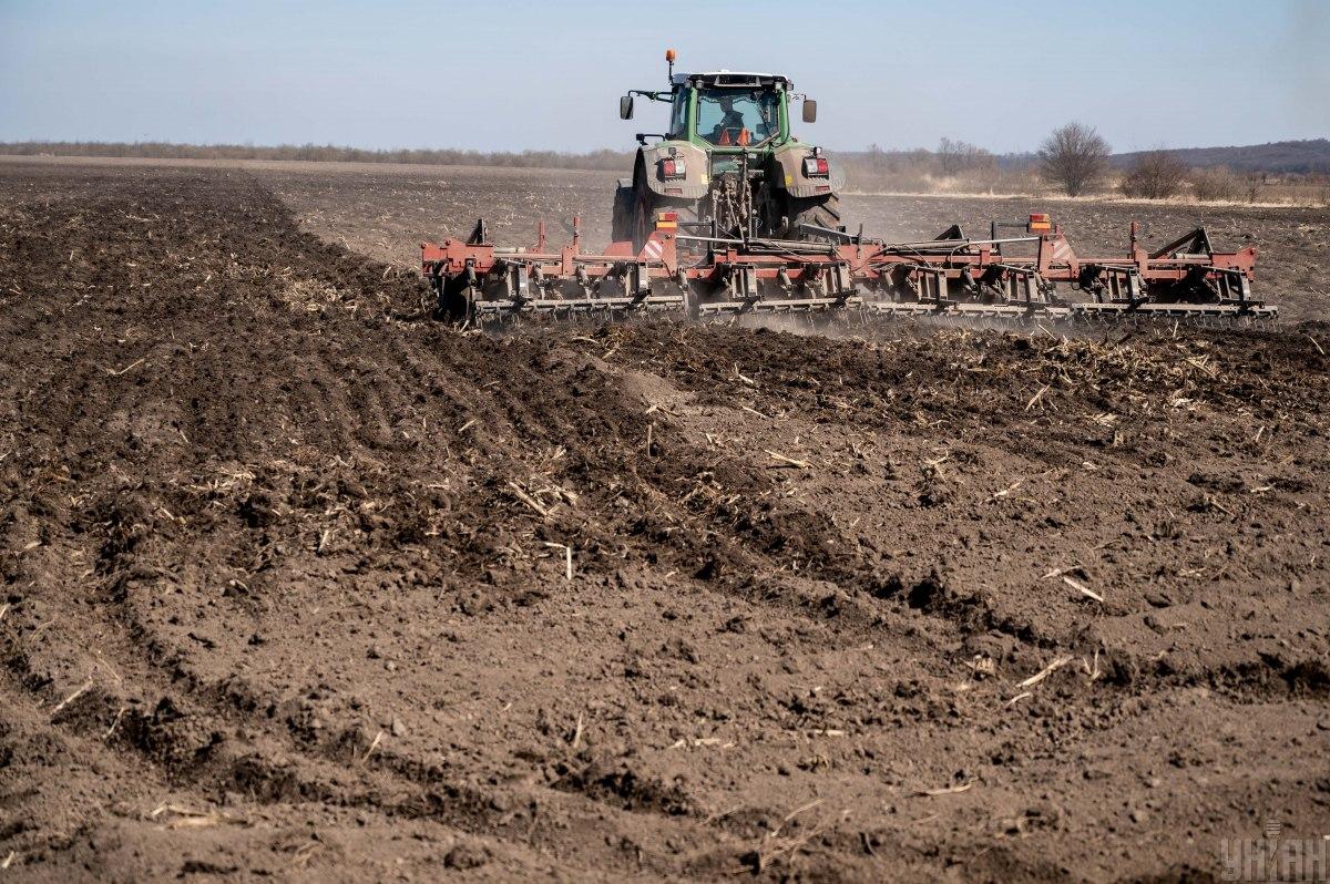 Загалом чотири роки фінкціонування ринку землі укладено 339 644 угоди купівлі-продажу / фото УНІАН Загалом чотири роки фінкціонування ринку землі укладено 339 644 угоди купівлі-продажу / фото УНІАН