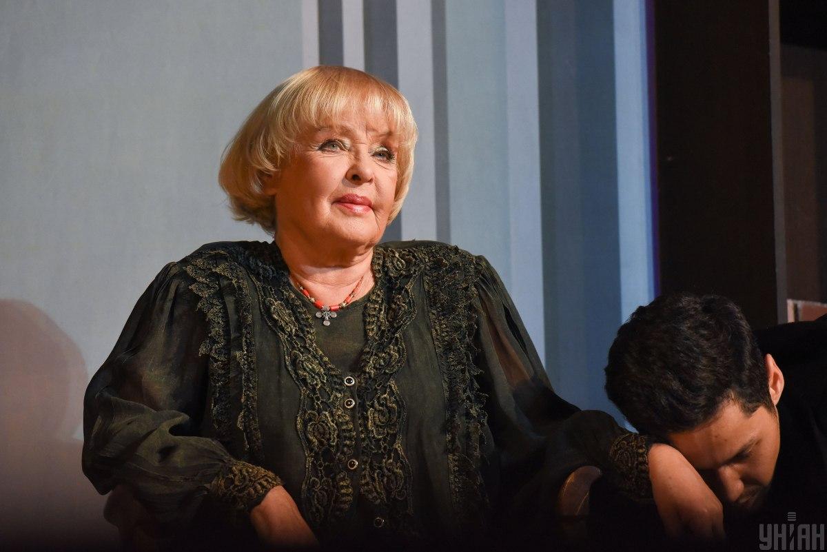 Ада Роговцева зворушливо вшанувала пам'ять покійного сина / фото УНІАН Ада Роговцева зворушливо вшанувала пам'ять покійного сина / фото УНІАН