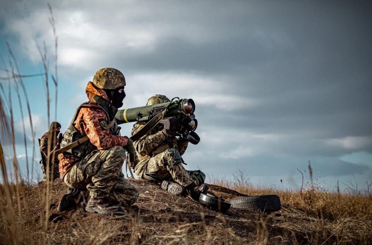 Украинские военные разбирают Javelin на запчасти для дронов / фото Генеральный штаб ВСУ Украинские военные разбирают Javelin на запчасти для дронов / фото Генеральный штаб ВСУ