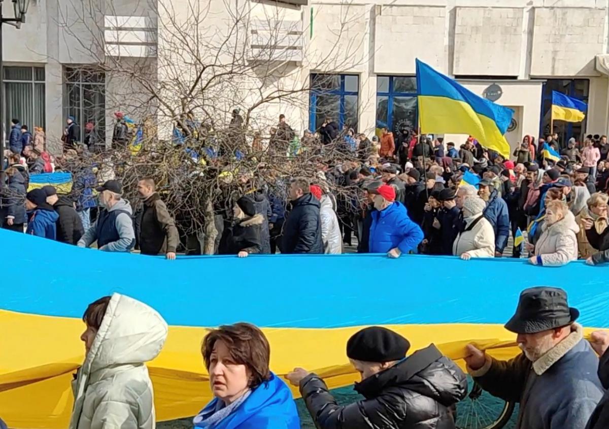 Жители Славутича выходили на протест против оккупации Россией / REUTERS