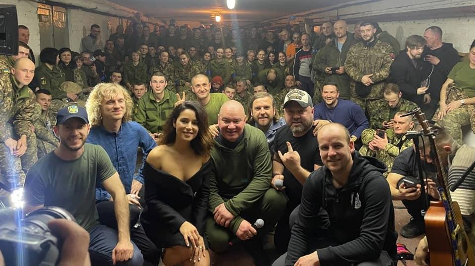 Украинские звезды и актеры студии "Квартал 95" поддерживают бойцов юмористическими и музыкальными выступлениями / Фото - студия "Квартал 95", facebook.com