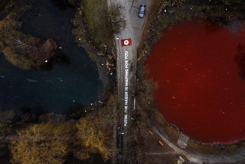 У Вільнюсі перед посольством РФ з'явилося криваве озеро/фото Neringa Rekasiute У Вільнюсі перед посольством РФ з'явилося криваве озеро/фото Neringa Rekasiute