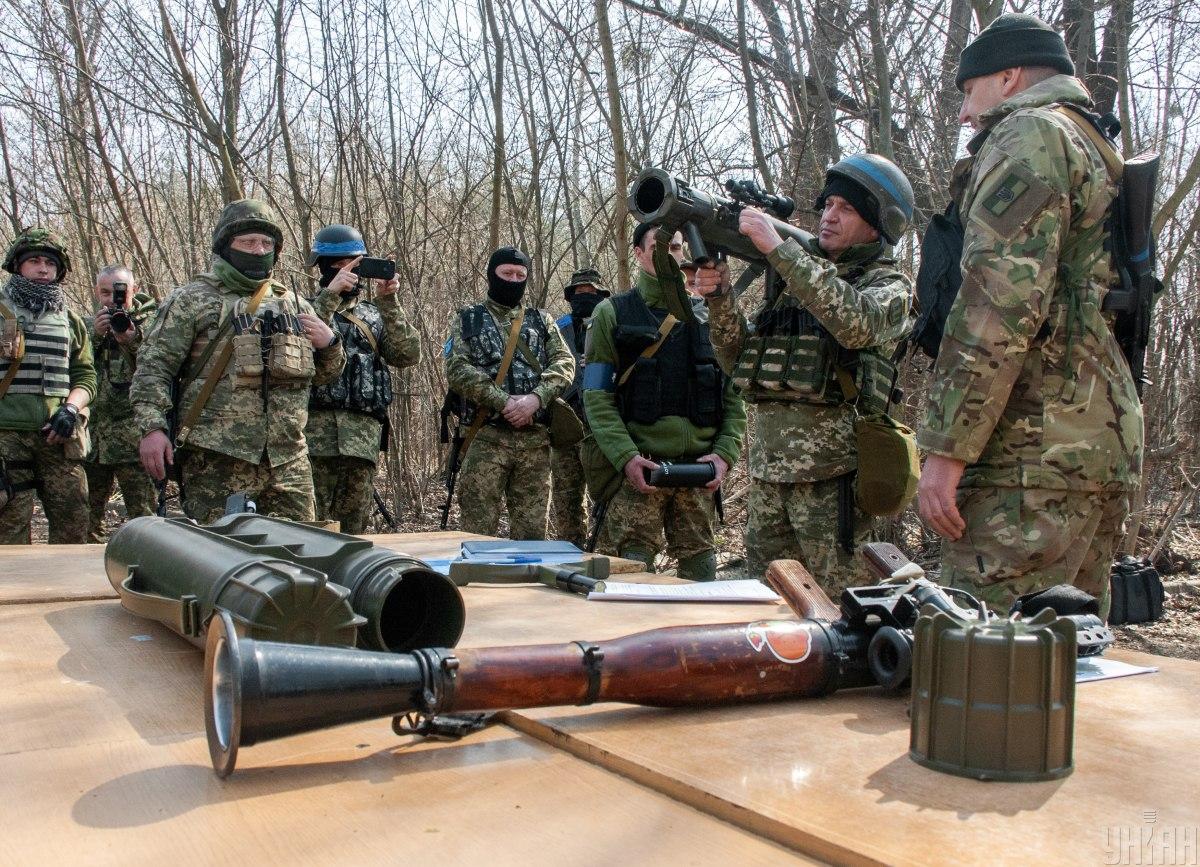 Добровольцев терробороны просят отдать оружие на хранение / фото УНИАН, Андрей Мариенко Добровольцев терробороны просят отдать оружие на хранение / фото УНИАН, Андрей Мариенко