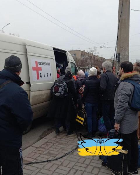 "Эвакуируем людей конвоем: шесть микроавтобусов и два больших автобуса", - волонтер / Фото фонда «Восток SOS»