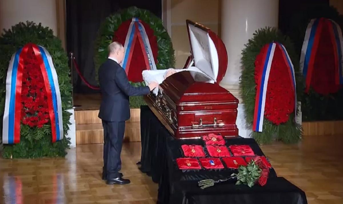 На похороны пришел даже Путин / Скриншот
