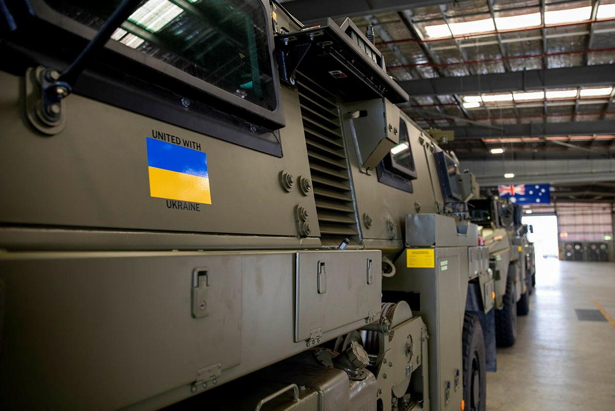 З боків Bushmaster намальовано прапор і напис "Єдині з Україною" / фото facebook.com/AusAirForce З боків Bushmaster намальовано прапор і напис "Єдині з Україною" / фото facebook.com/AusAirForce