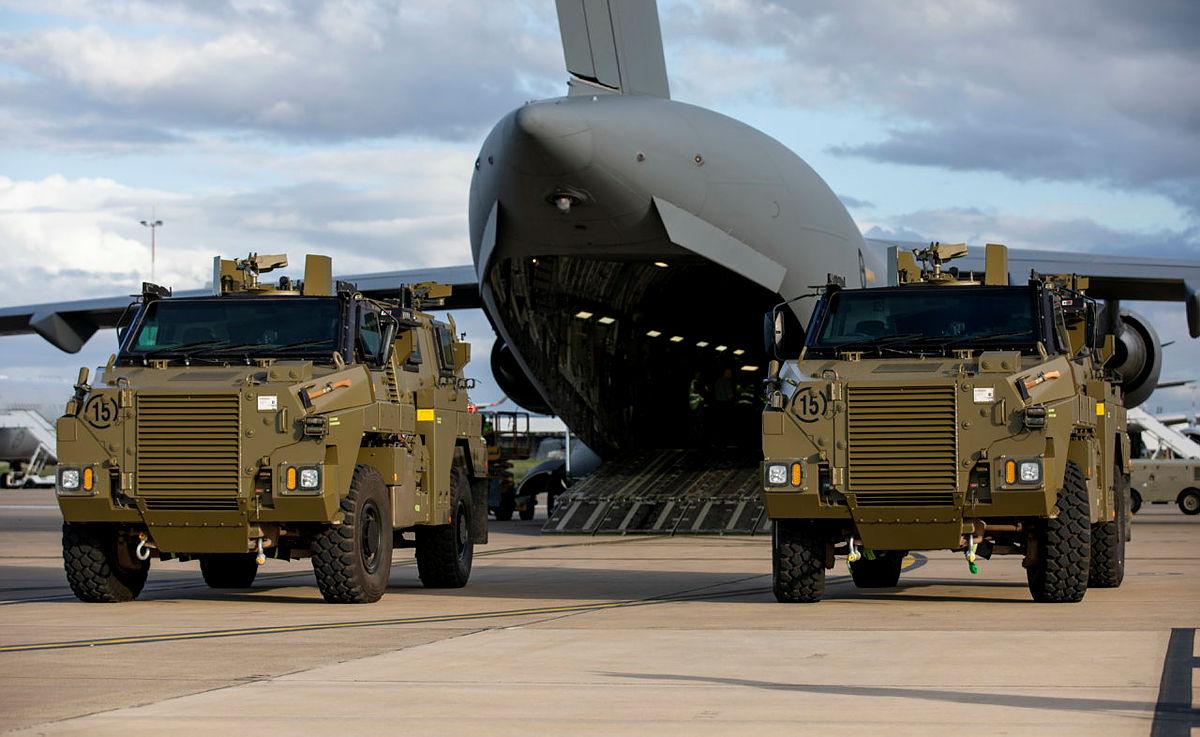 Перші три бронемашини Бушмастер вилетіли до України / фото facebook.com/AusAirForce Перші три бронемашини Бушмастер вилетіли до України / фото facebook.com/AusAirForce