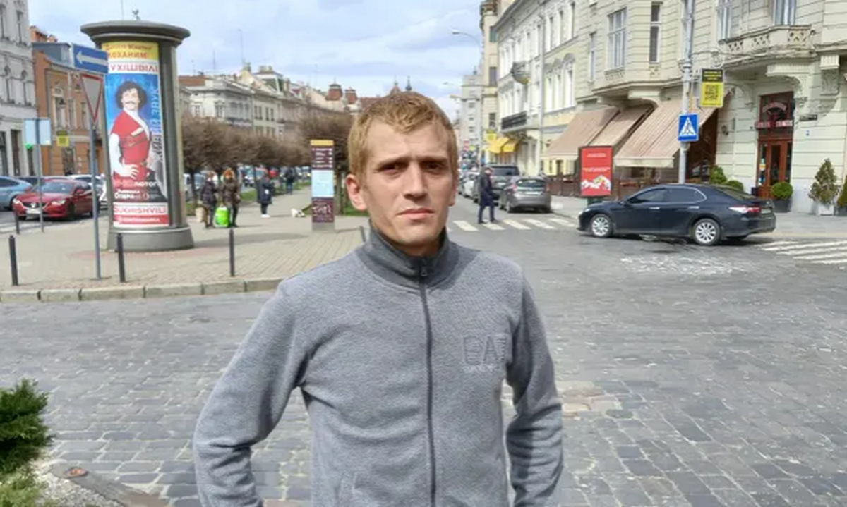 Дмитрий Юрин проплыл 4 км ледяным морем, чтобы выбраться из Мариуполя / фото Luke Harding/The Guardian Дмитрий Юрин проплыл 4 км ледяным морем, чтобы выбраться из Мариуполя / фото Luke Harding/The Guardian