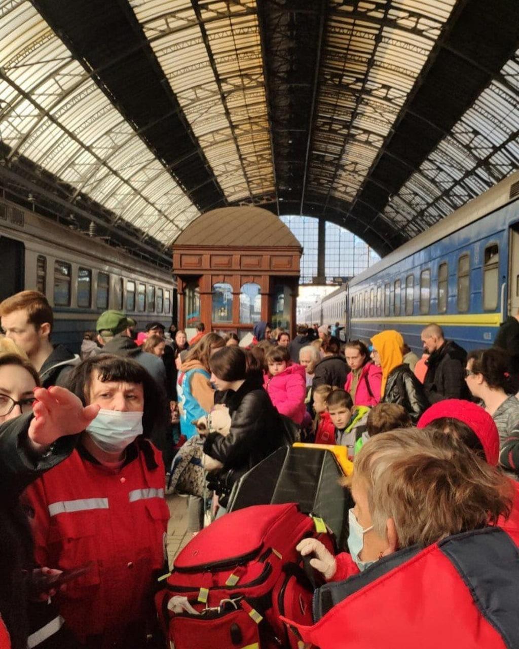 Во Львов из Краматорска поездом эвакуировали почти 2,5 тысячи человек / фото Максим Козицкий Во Львов из Краматорска поездом эвакуировали почти 2,5 тысячи человек / фото Максим Козицкий
