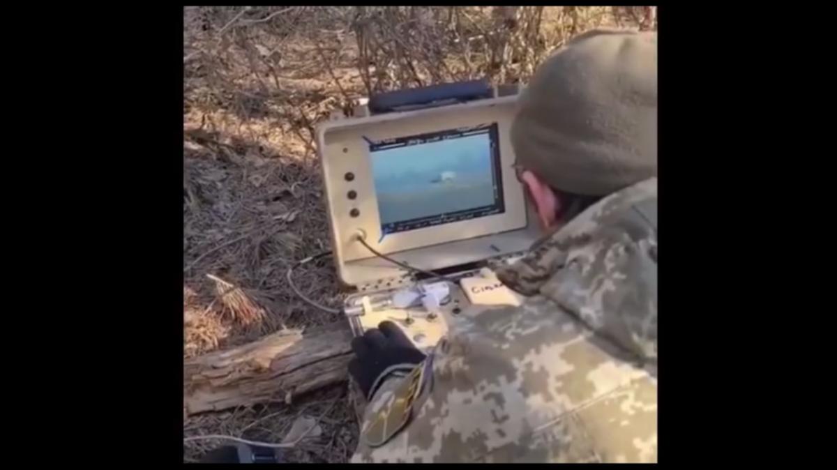 Українська 'Стугна' знищила колону російської техніки (відео) Українська 'Стугна' знищила колону російської техніки (відео)