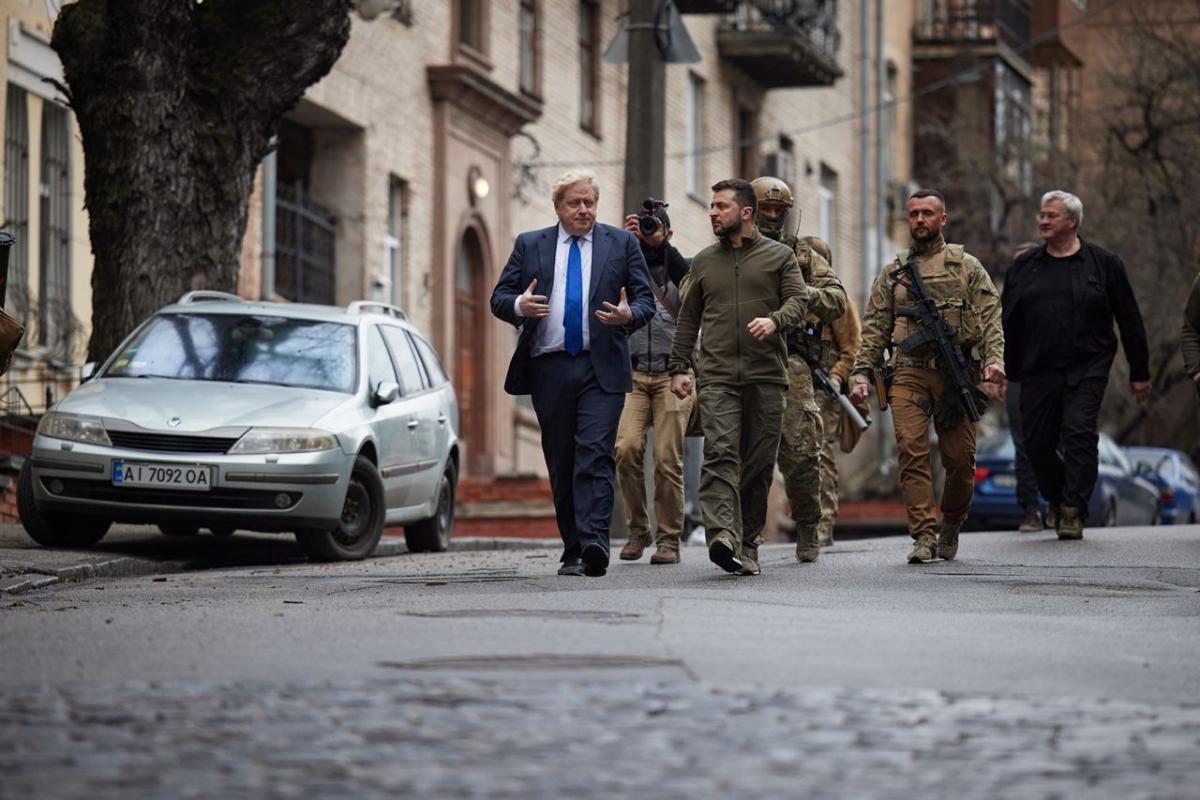Зеленсьеий прогулялся с Джонсоном по улицам Киева / офис Президента Украины