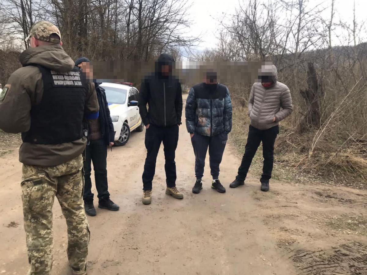 Чоловіки намагаються подолати кордон поза пунктами пропуску / фото ДПСУ Чоловіки намагаються подолати кордон поза пунктами пропуску / фото ДПСУ