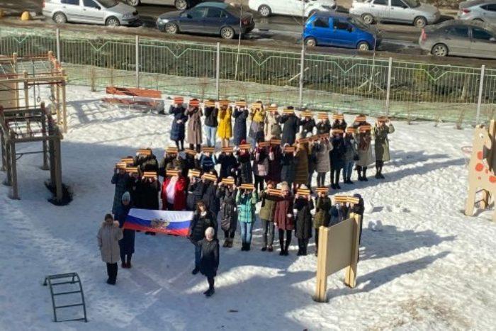 В РФ тренера спортивної школи тричі оштрафували за зірвані літери Z / фото "Бумага" В РФ тренера спортивної школи тричі оштрафували за зірвані літери Z / фото "Бумага"