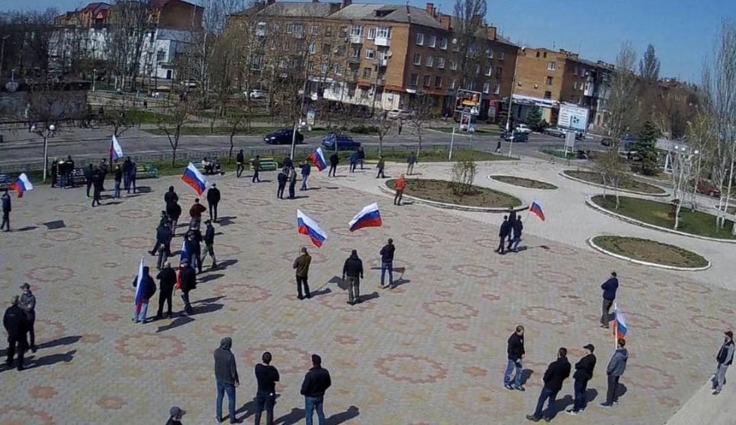 РФ опозорилась "митингом" в Новой Каховке / фото facebook.com/sergey.khlan РФ опозорилась "митингом" в Новой Каховке / фото facebook.com/sergey.khlan