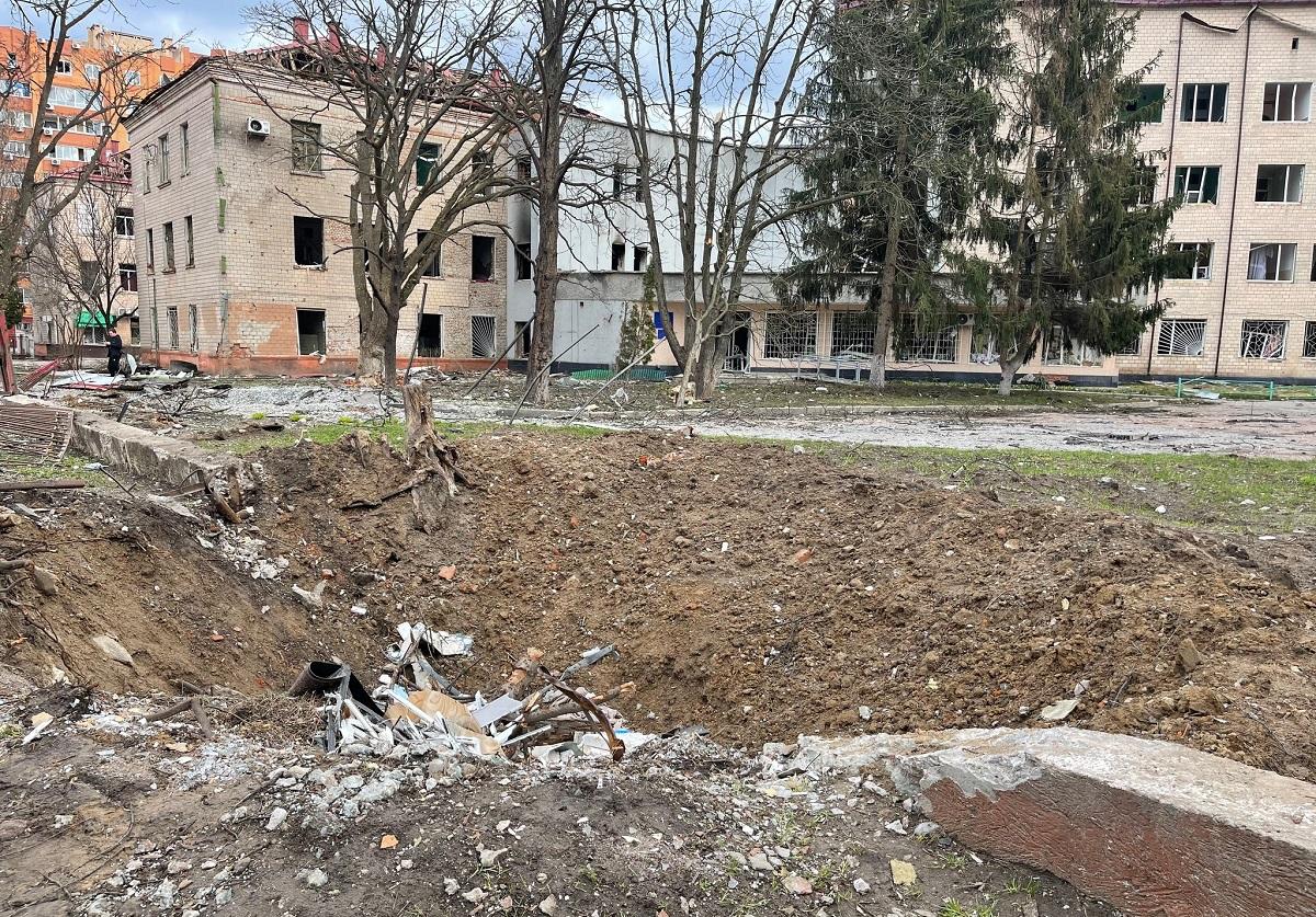 В Чернигове две больницы с прямыми попаданиями российских ракет и снарядов / фото facebook.com/viktor.liashko В Чернигове две больницы с прямыми попаданиями российских ракет и снарядов / фото facebook.com/viktor.liashko