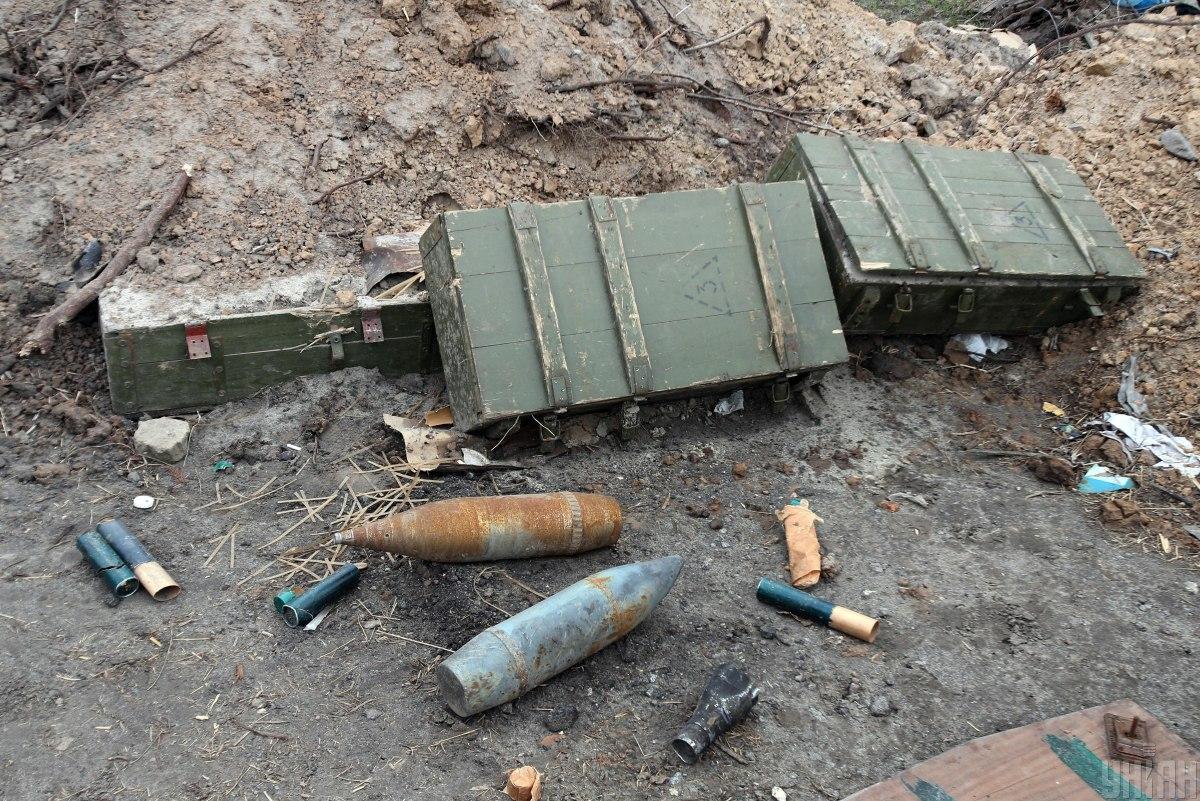 Под деревянными балками блиндажа оккупантов правоохранители обнаружили патроны калибра 5,45 и 7,62 / фото УНИАН, Сергей Чузавков, Александр Синица Под деревянными балками блиндажа оккупантов правоохранители обнаружили патроны калибра 5,45 и 7,62 / фото УНИАН, Сергей Чузавков, Александр Синица