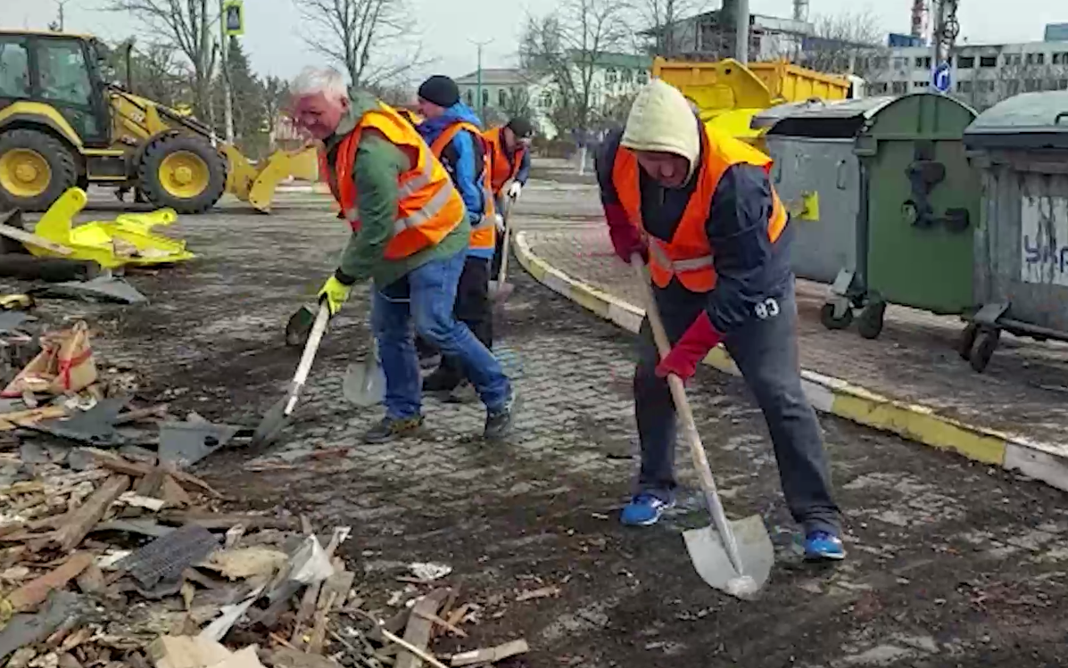 В Киевской области волонтеры помогают расчищать улицы \ скриншот с видео