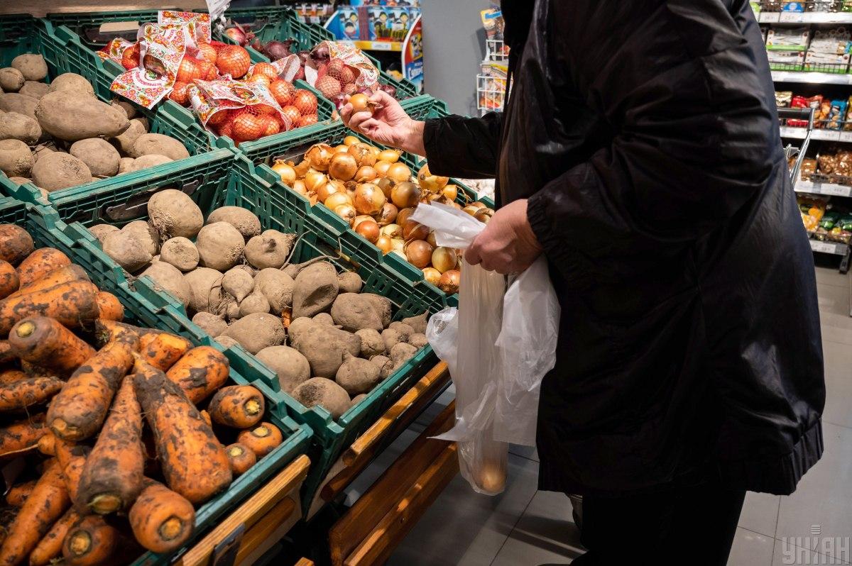 All trade networks experienced a significant shortage of vegetable supplies this season / photo UNIAN, Vyacheslav Ratynskyi