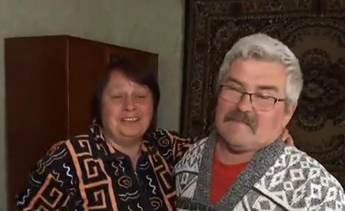 Супруги Сергей и Люба вынуждены были под обстрелами выезжать из Верхнеторецкого / скриншот